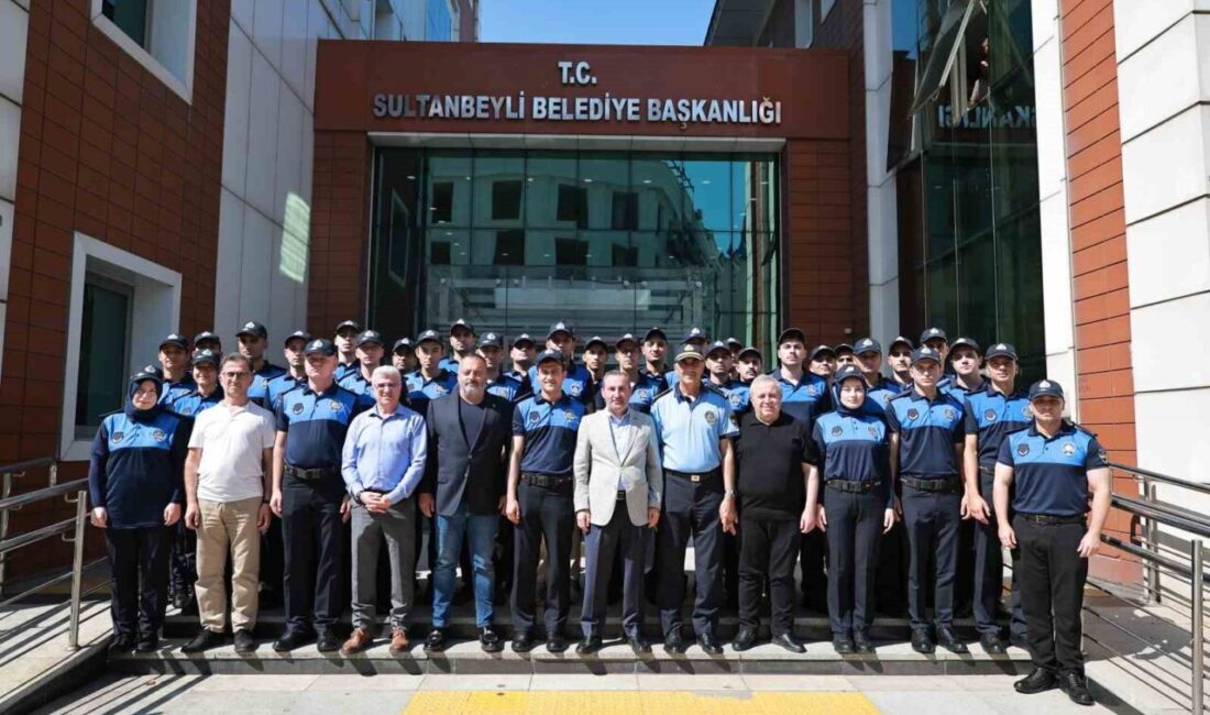 Sultanbeyli Belediye Başkanı Ali Tombaş, göreve yeni başlayan zabıta memurlarını
