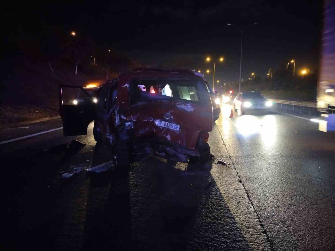 Sultanbeyli’de iki minibüsün karıştığı kazada 9 kişi yaralandı. Yaralılar olay