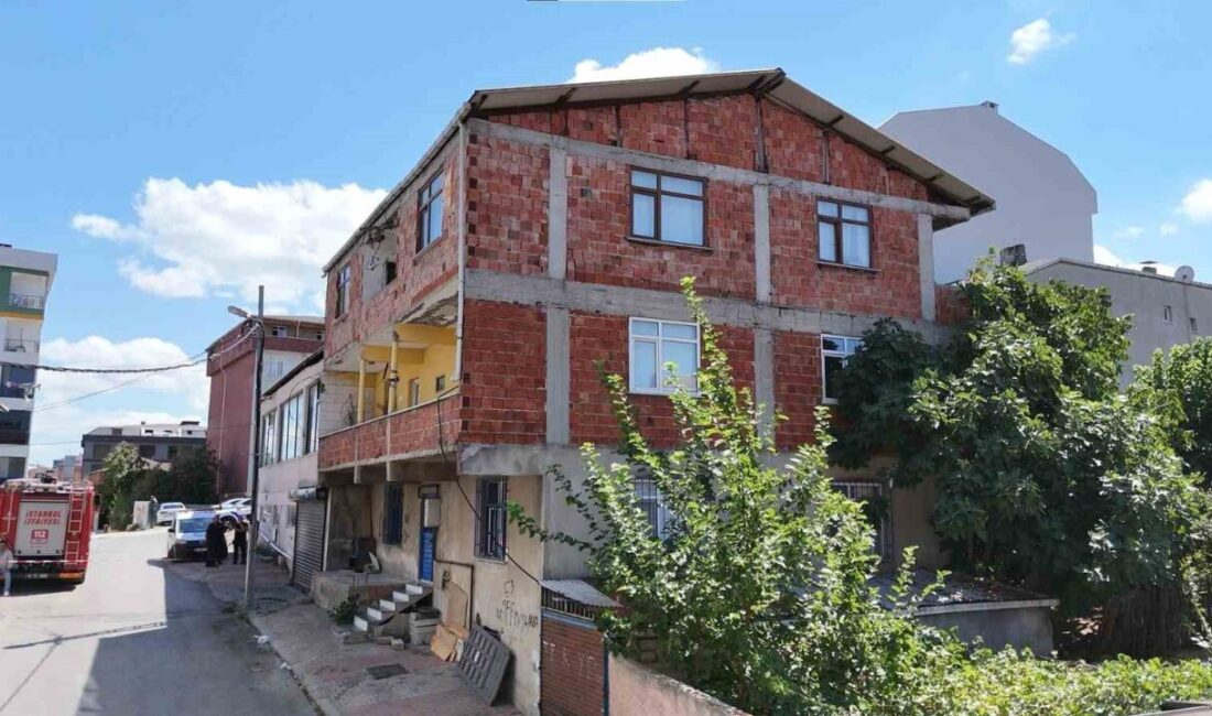 İstanbul’un Sultanbeyli ilçesinde bulunan 3 katlı bir bina, çökme riski