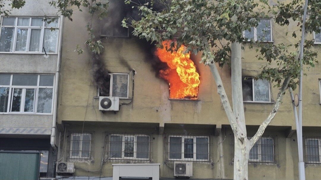 Sultangazi’de 7 katlı bir iş merkezinin 2’nci katında bulunan ayakkabı