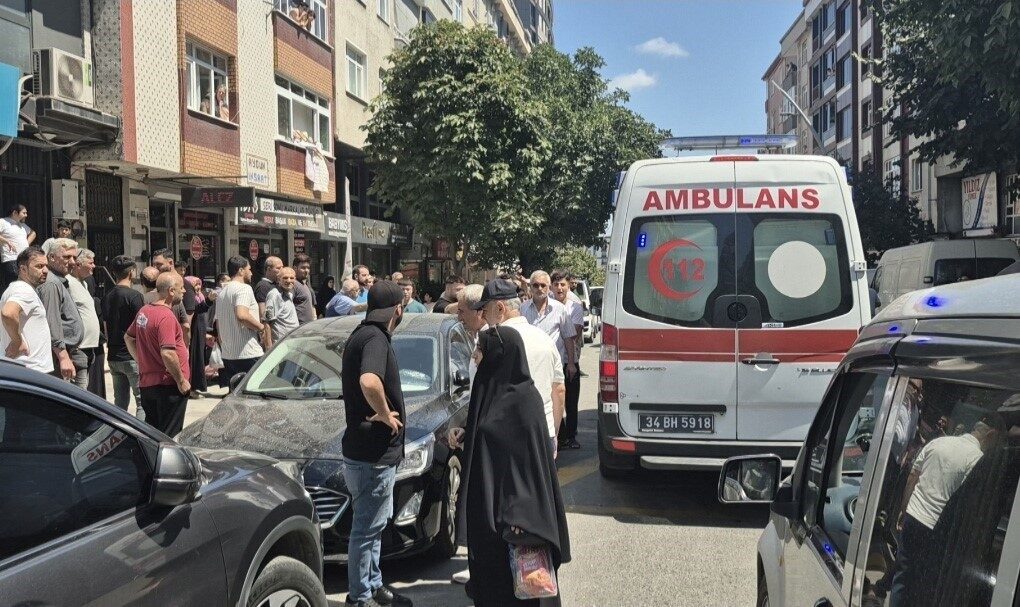 Sultangazi’de bir kişi, 6. kattaki işyerinin pençesinden düşerek ağır yaralandı.