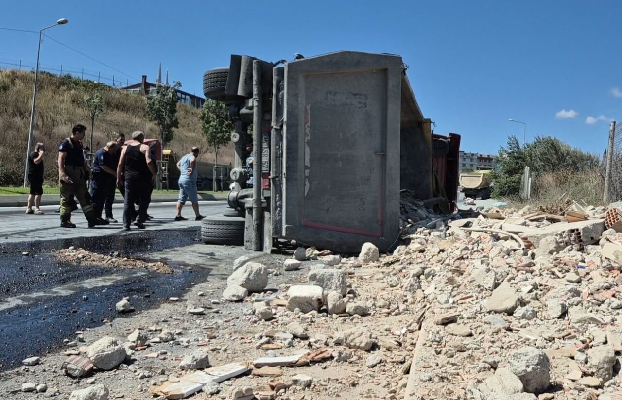 İstanbul’un Sultangazi ilçesinde, hafriyat yüklü tır virajı alamayarak devrildi. Kazada