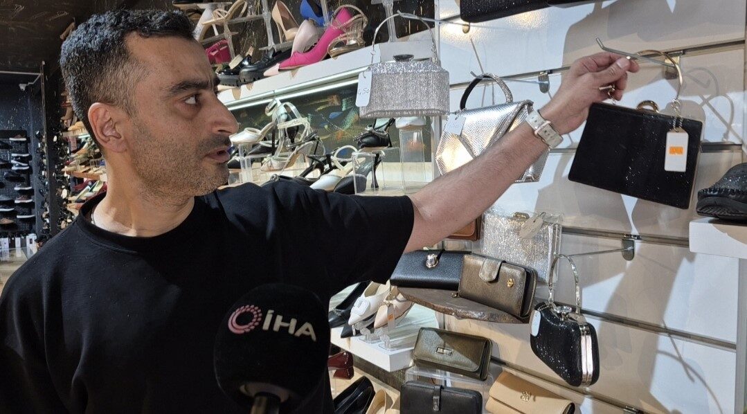 Sultangazi’de bir mağazaya müşteri kılığında giren kadın, gözüne kestirdiği çantayı