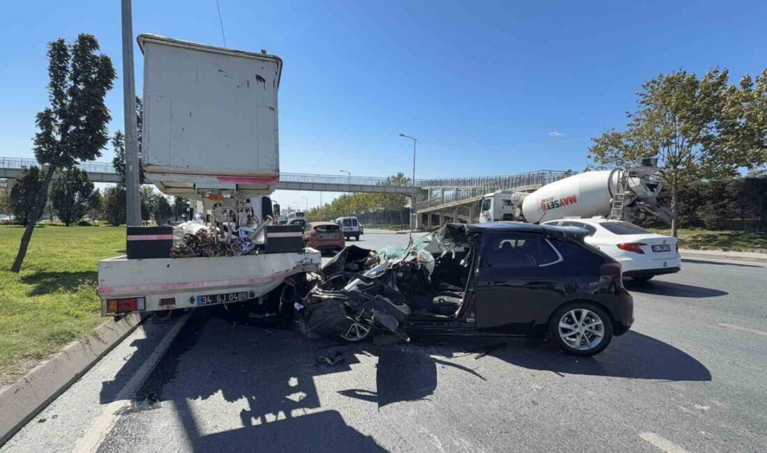 İstanbul’un Sultangazi ilçesinde yol kenarında pankartlama ve reklam çalışması için