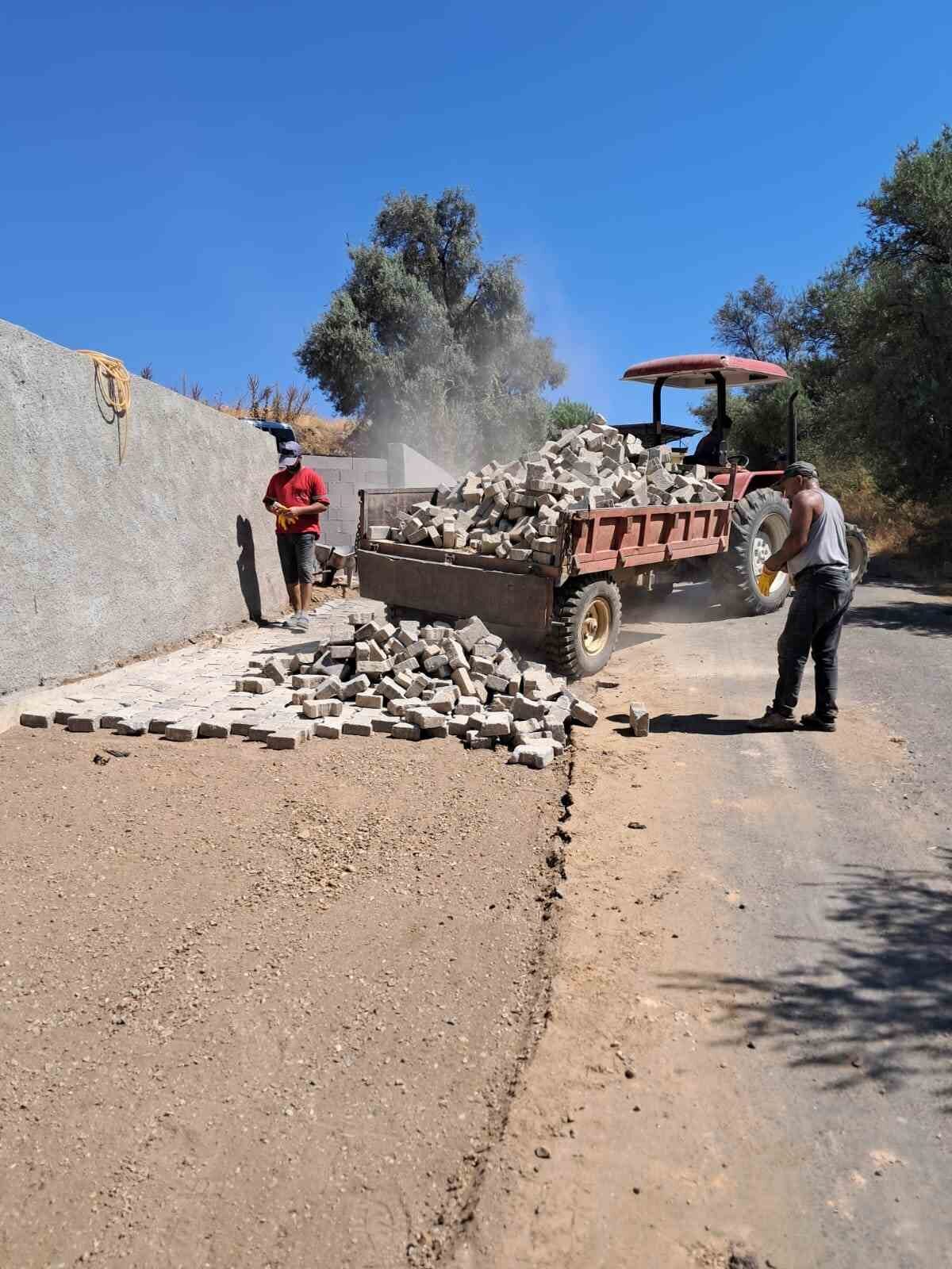 Aydın’ın Sultanhisar ilçesinde sahaya inen belediye ekipleri, Eskihisar Mahallesi’nde yol