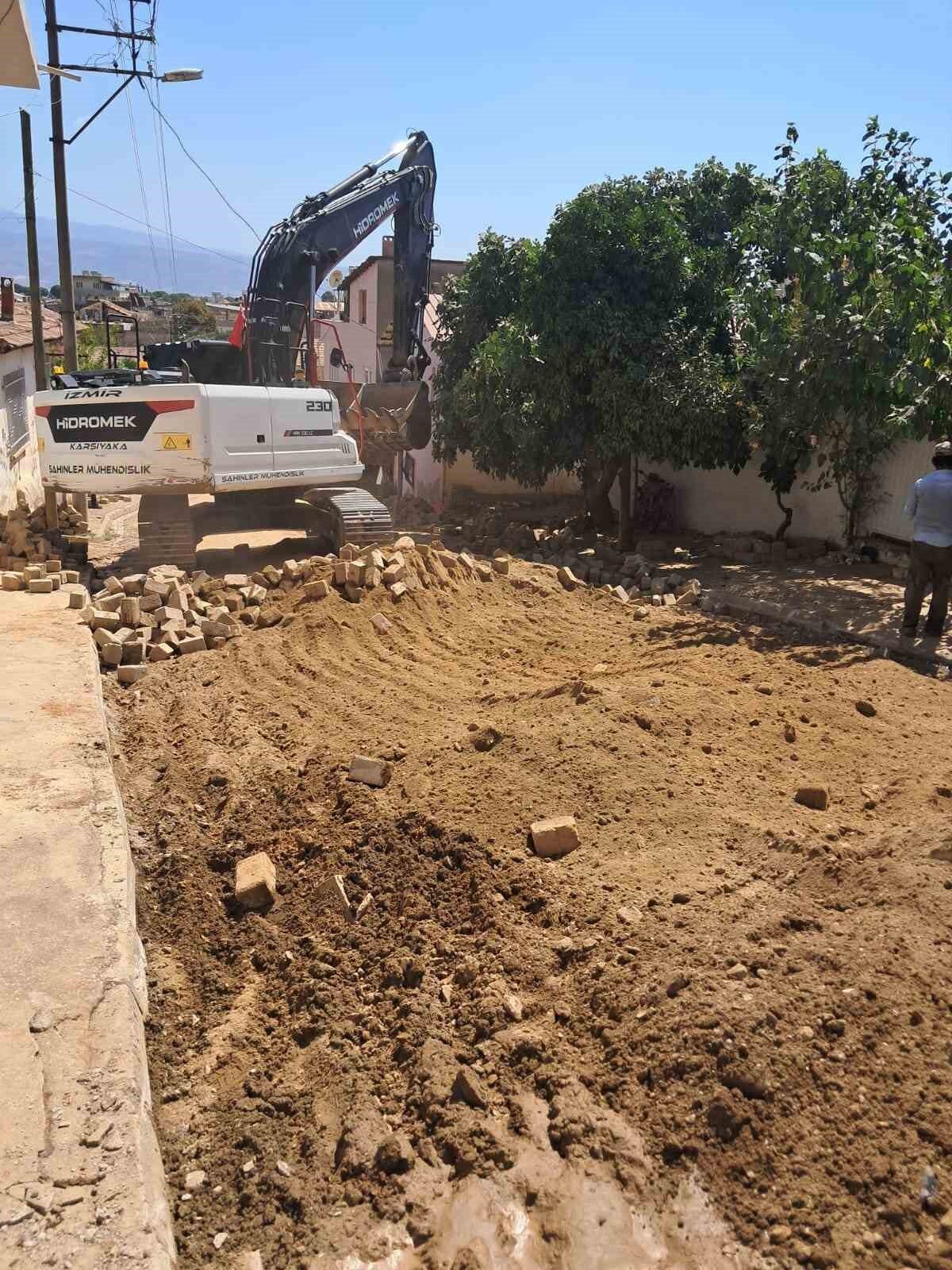 Aydın’ın Sultanhisar Mahallesi’nde vatandaşların ulaşmını konforlu hale getirmek için yol