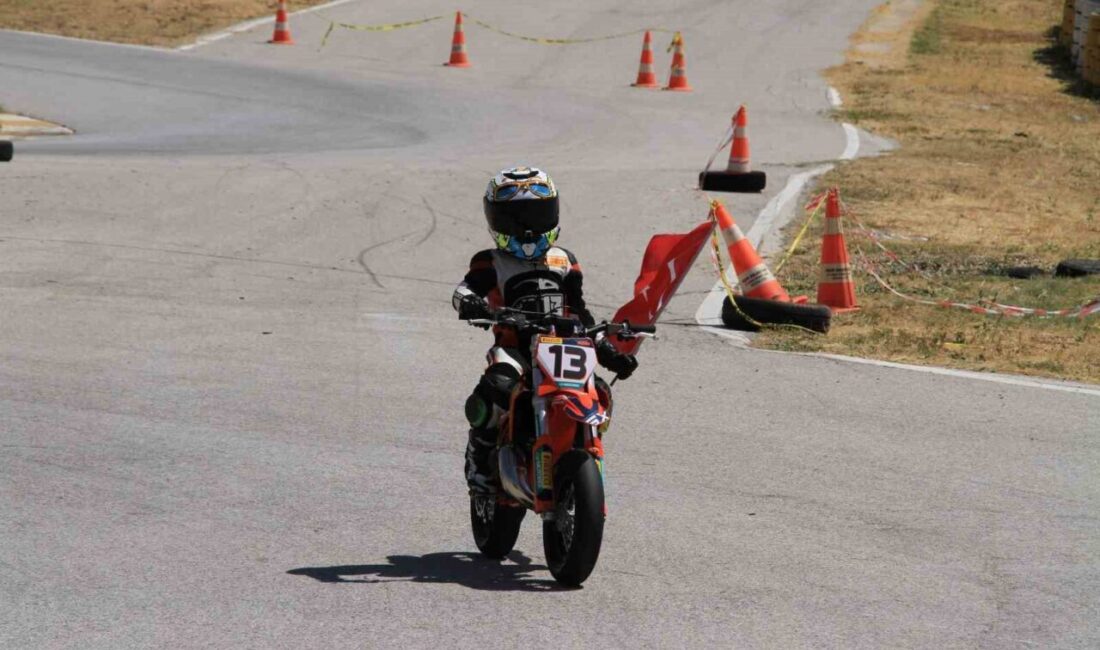 Türkiye Süpermoto Şampiyonası’nın sezonun 3. ayak yarışları Uşak’ta tamamlandı. Türkiye