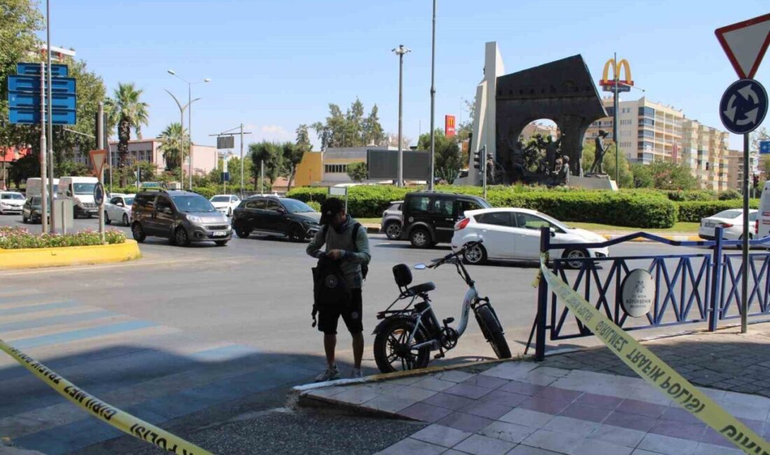 Aydın’ın Efeler ilçesinde korkuluk demirlerine asılı bırakılan çanta, vatandaşın şüpheli