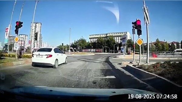 Elazığ’da kırmızı ışık ihlali yapan sürücüler, kameraya yansıdı. Olaylar, Çaydaçıra