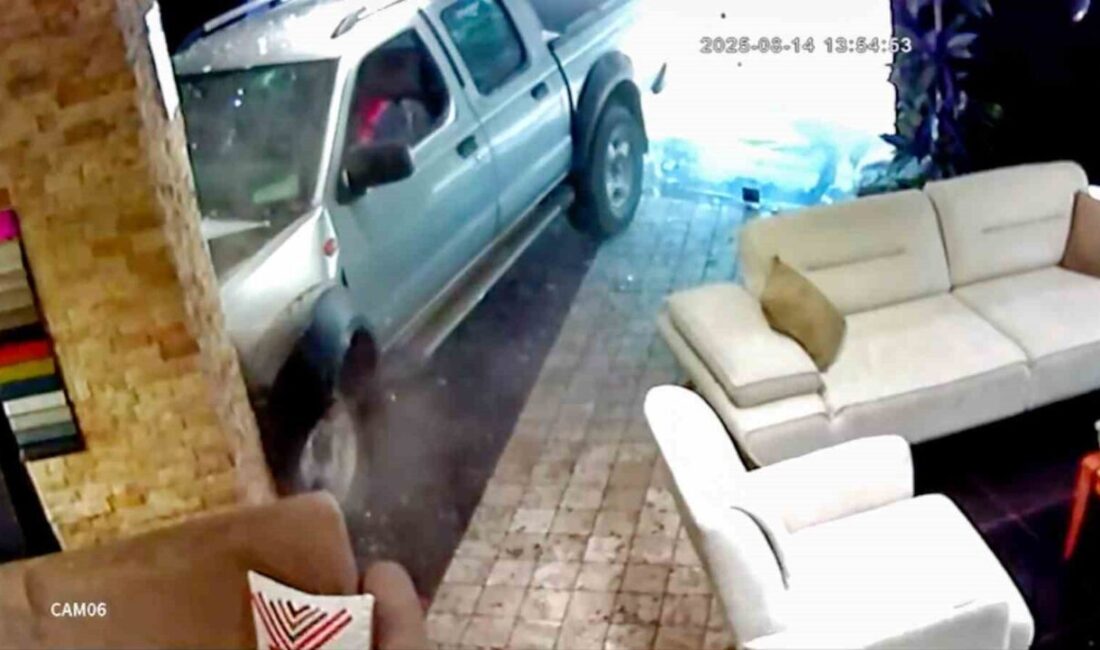 Manisa’nın Şehzadeler ilçesinde sürücüsünün tansiyonu düşen araç önündeki araca çarpıp,