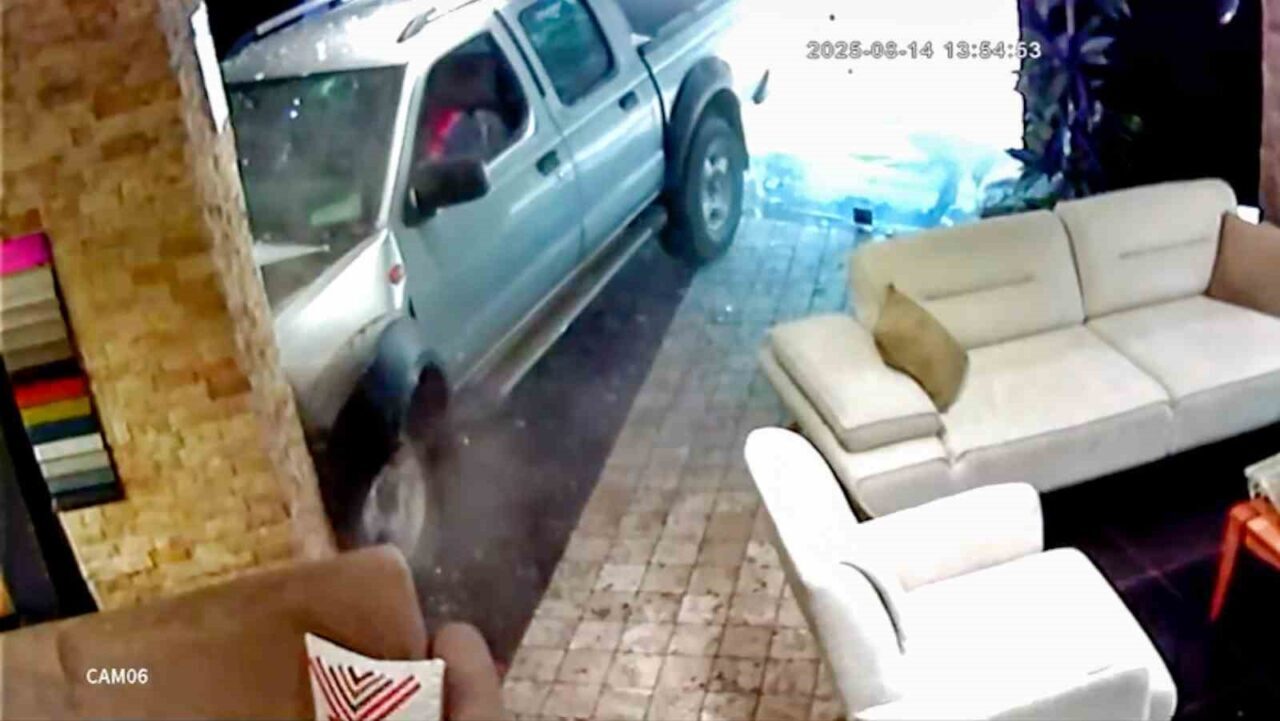 Manisa’nın Şehzadeler ilçesinde sürücüsünün tansiyonu düşen araç önündeki araca çarpıp,