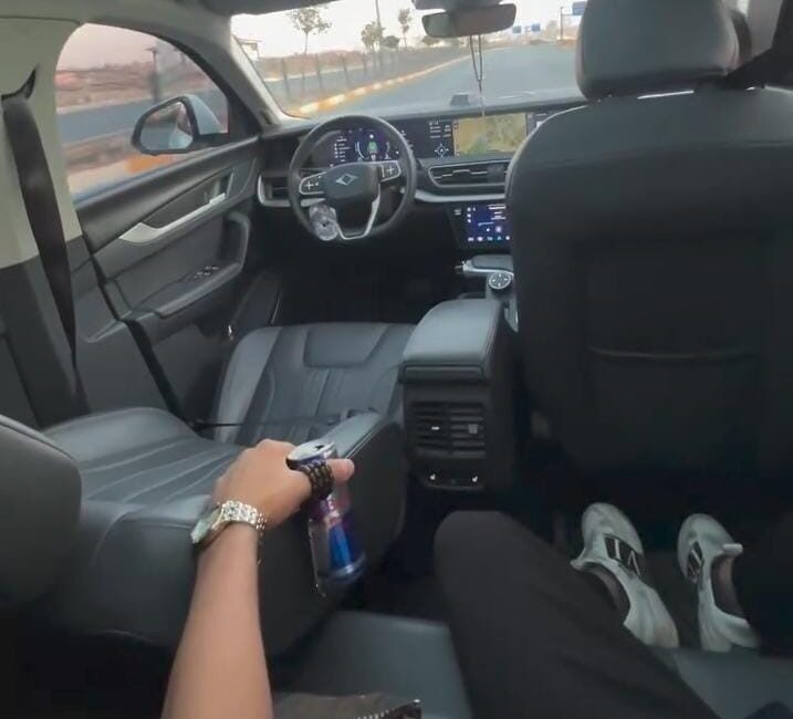 Şanlıurfa’da direksiyona pet şişe sıkıştırarak otomobilin arka koltuğunda oturup yolda