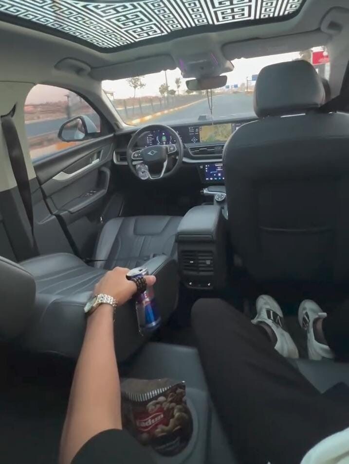 Şanlıurfa’da direksiyona pet şişe sıkıştırarak otomobilin arka koltuğunda oturup yolda