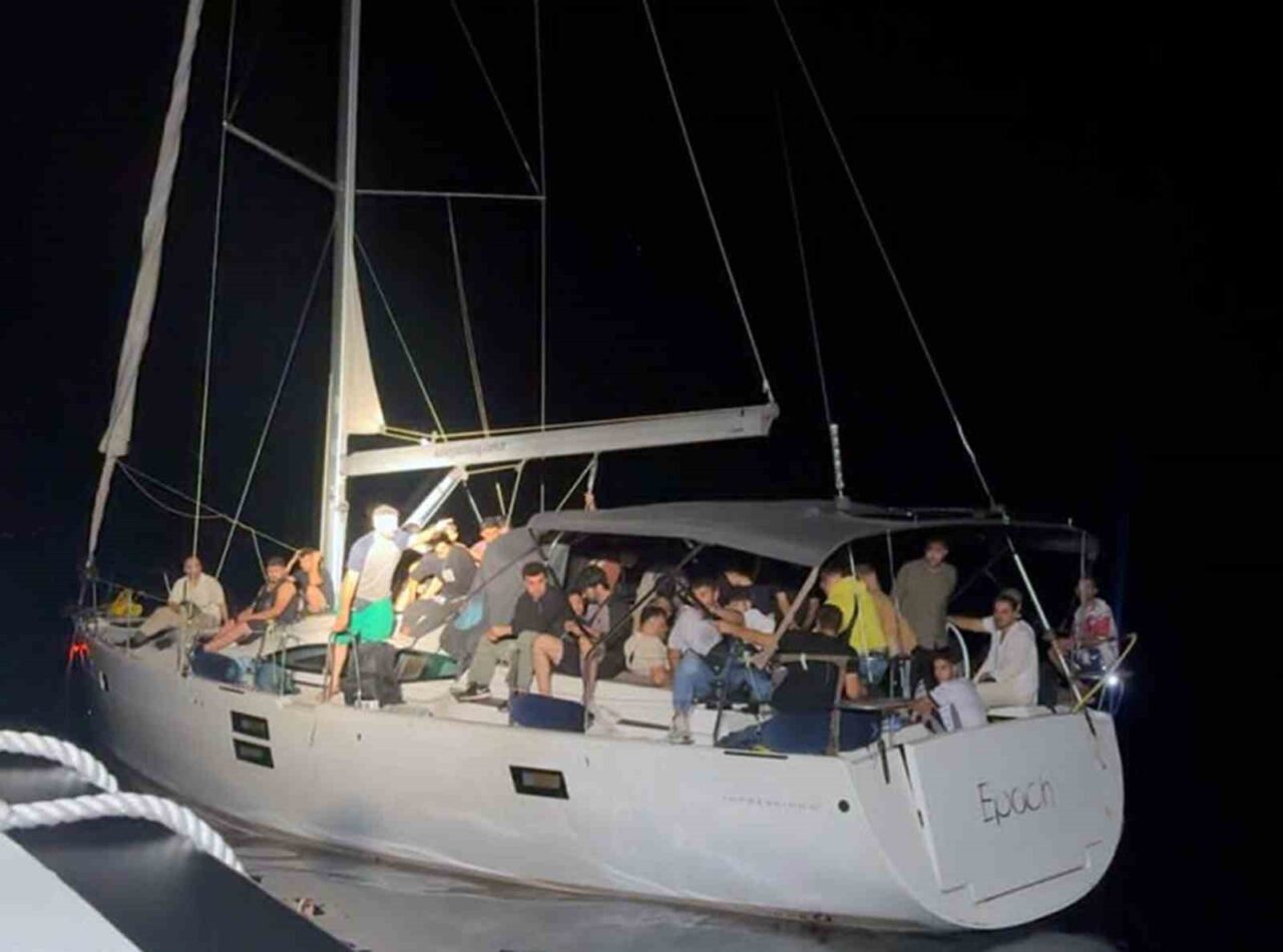 Muğla’nın Datça ilçesi açıklarında, yelkenli tekne ile yasa dışı yollardan