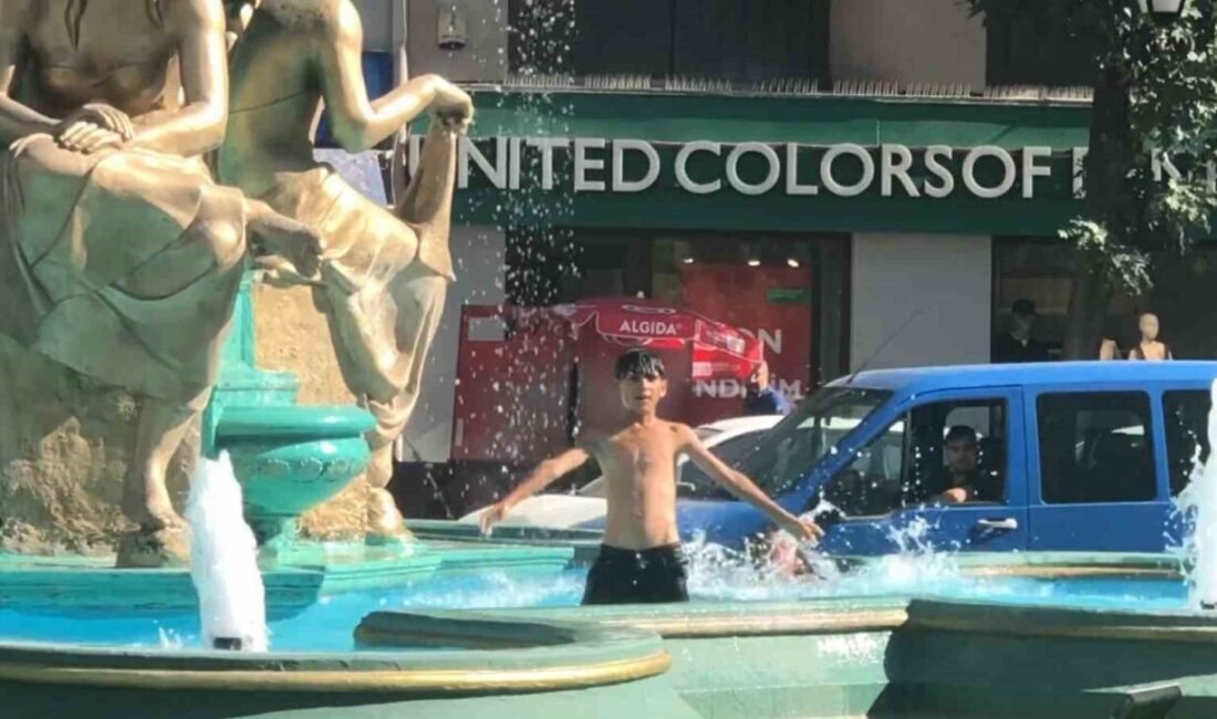 Eskişehir’de bulunan süs havuzuna girerek serinlenmeye çalışan küçük yaştaki çocuklar