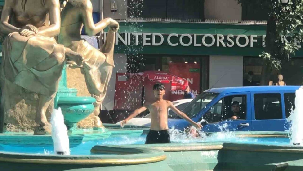 Eskişehir’de bulunan süs havuzuna girerek serinlenmeye çalışan küçük yaştaki çocuklar