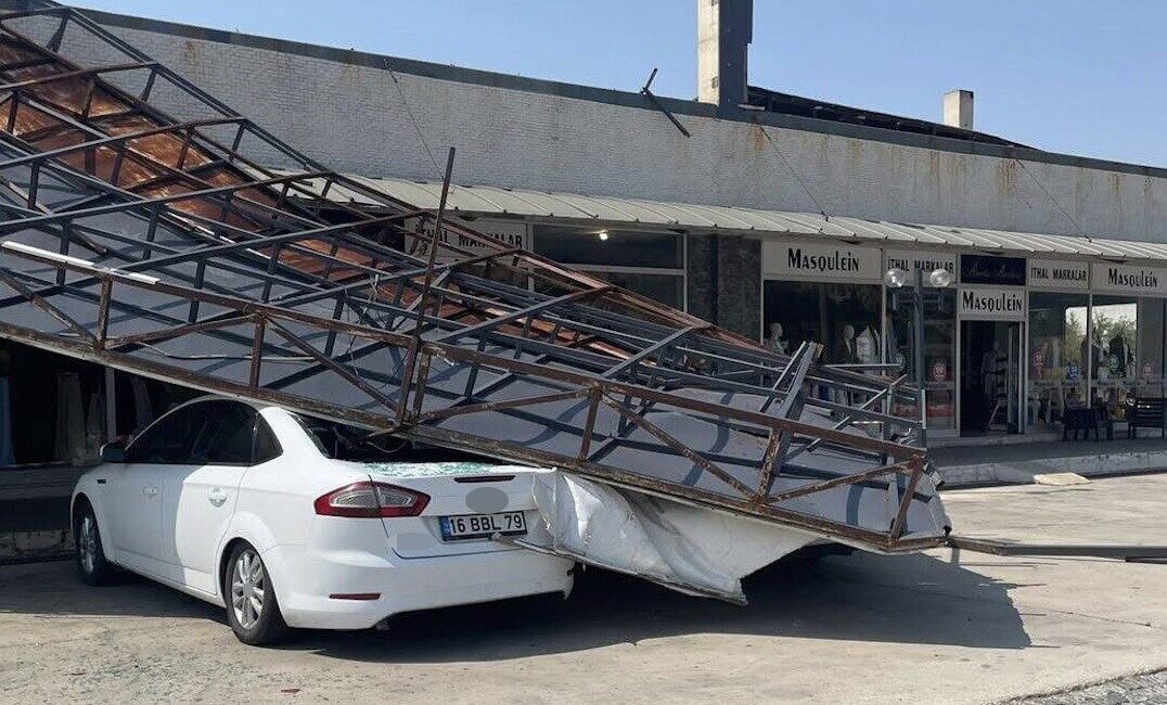 Balıkesir’in Susurluk ilçesinde, reklam tabelası park halindeki araçların üzerine devrildi.