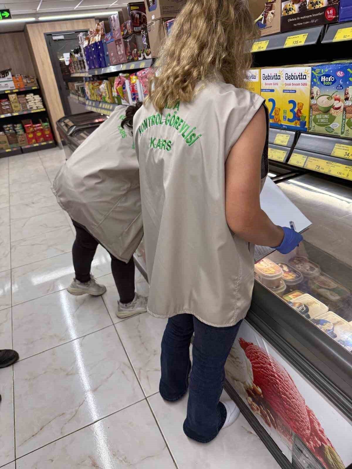 Susuz’da marketler denetlendi. Kusurlu görülen işletmeler uyarıldı. Kars’ın Susuz ilçesinde