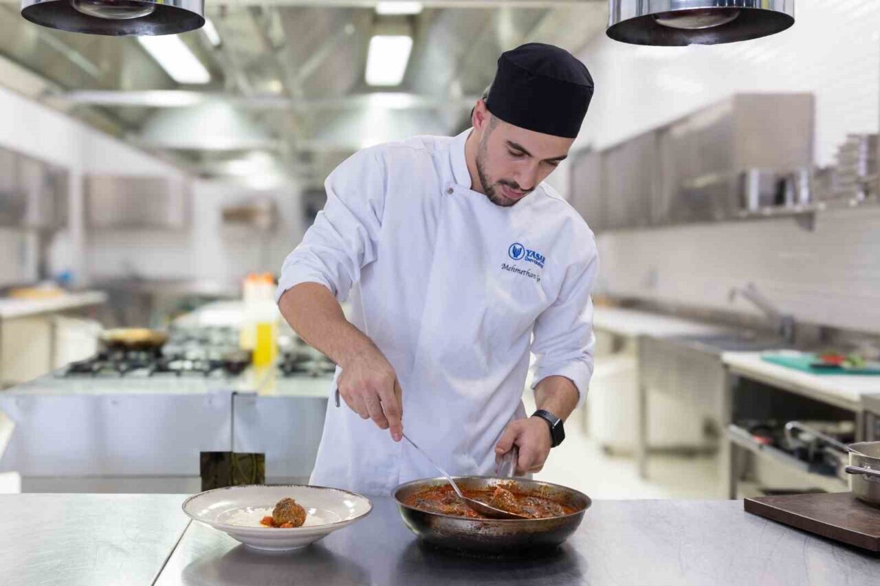 Milli yüzücü olarak yıllarca havuzlarda kulaç atan Mehmethan Gör, şimdi