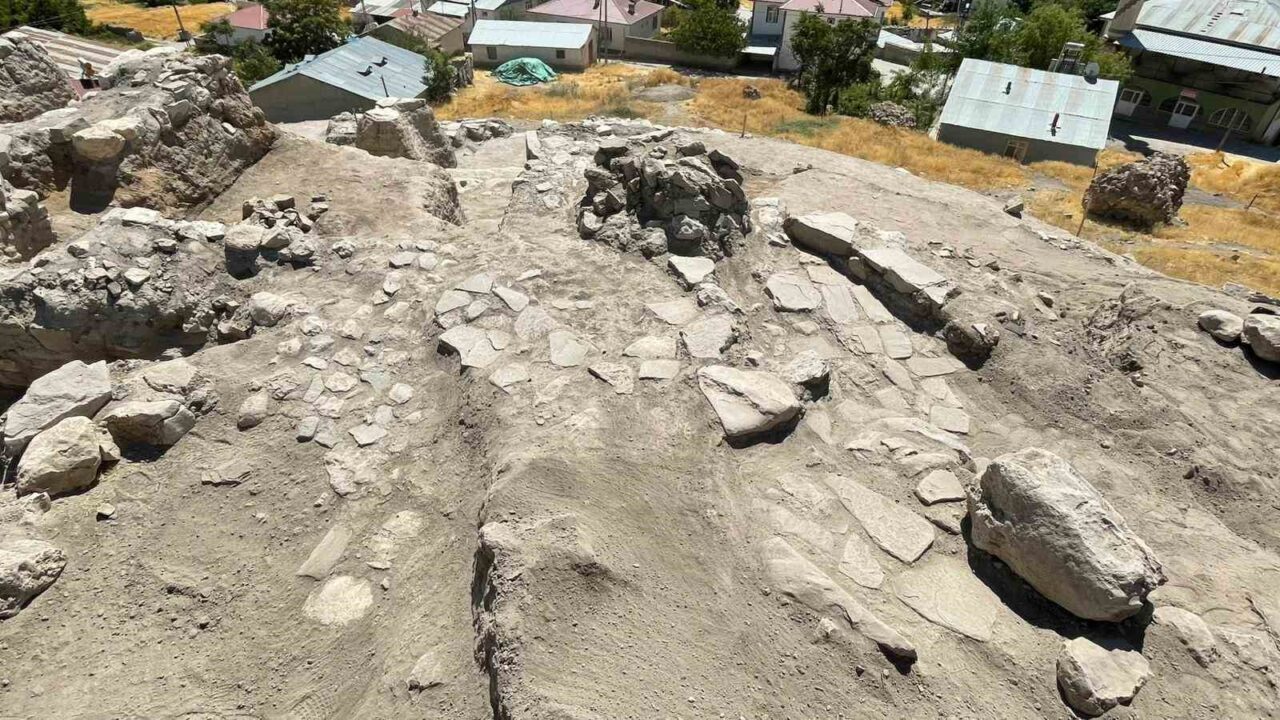 Elazığ’da sürdürülen Tadım Kalesi kazılarında, 6 bin yıllık tapınak keşfinin