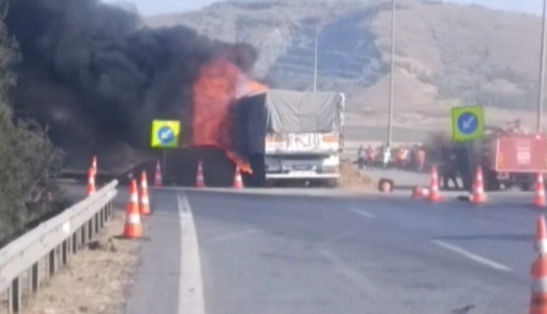 Tarsus-Adana-Gaziantep (TAG) Otoyolu Nurdağı kesiminde seyir halindeki arpa yüklü tır
