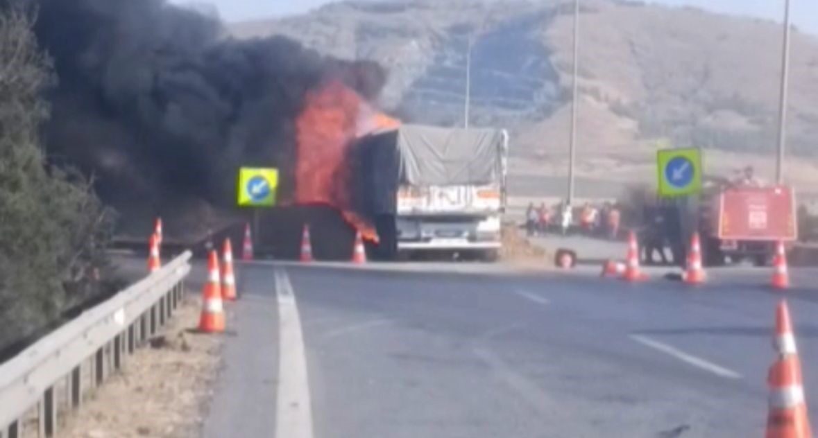 Tarsus-Adana-Gaziantep (TAG) Otoyolu Nurdağı kesiminde seyir halindeki arpa yüklü tır