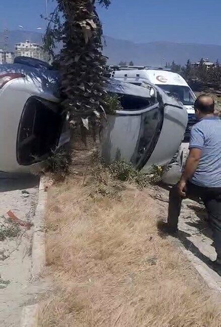 Hatay’ın Antakya ilçesinde takla atarak ağaça çarpan otomobildeki 2 kişi