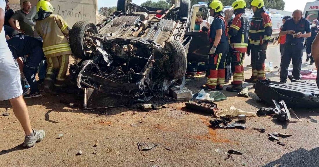 Balıkesir’in Bandırma ilçesinde takla atan otomobilin içerisinde sıkışan 2 kişiyi