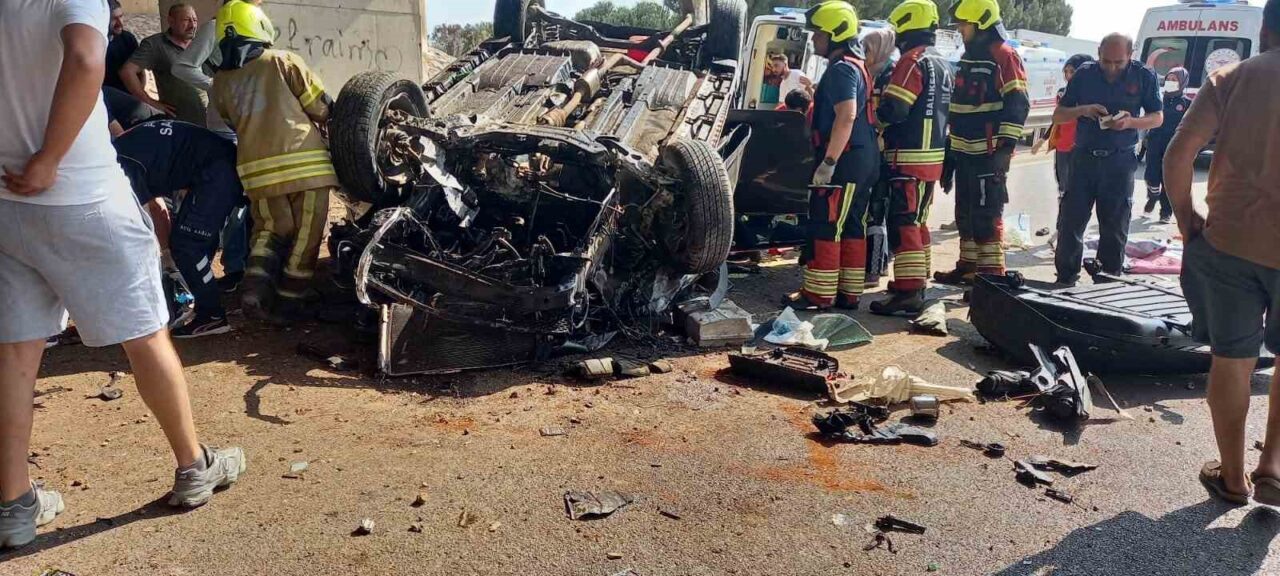 Balıkesir’in Bandırma ilçesinde takla atan otomobilin içerisinde sıkışan 2 kişiyi