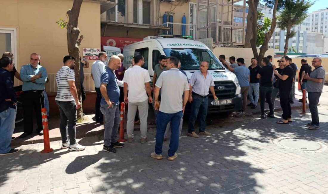 Taksi şoförünün hatasıyla ölen motosiklet sürücüsünün cenazesi adli tıptan alındı Adana’da yaya geçidinden karşıya geçmek isteyen taksinin manevra yapmasıyla direğe