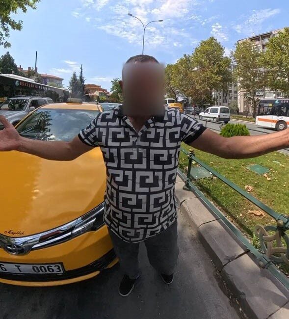 Eskişehir’de trafikteki araçların arasından çıkan taksi şoförü ile motosikletli kurye