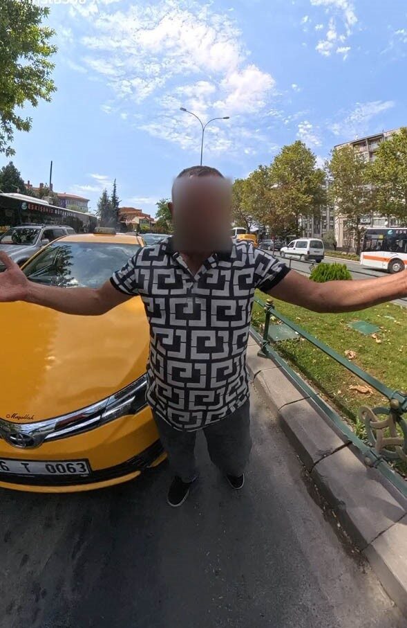 Eskişehir’de trafikteki araçların arasından çıkan taksi şoförü ile motosikletli kurye