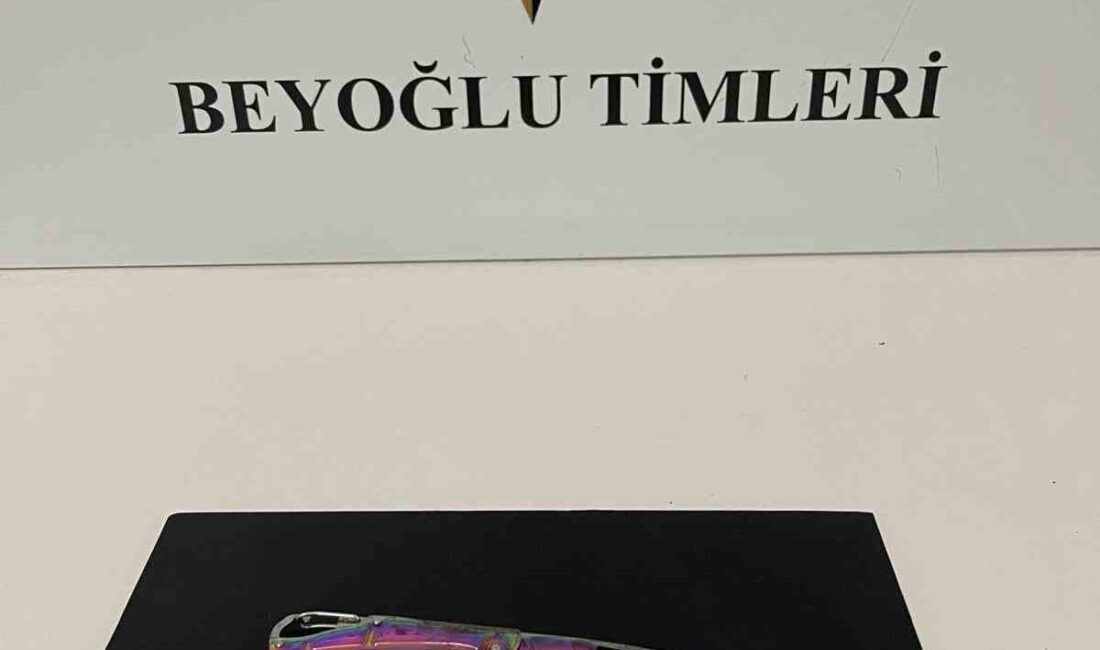 İstanbul Taksim’de kıskançlık kavgası büyüyüp bıçaklı saldırıya dönüştü. Sevgilisini kıskanan