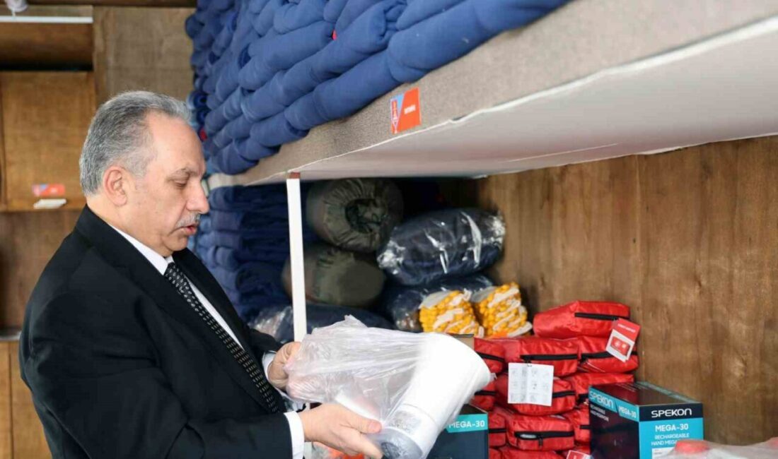 Balıkesir Sındırgı’da meydana gelen 6,1 büyüklüğündeki deprem sonrası vatandaşların evlerini