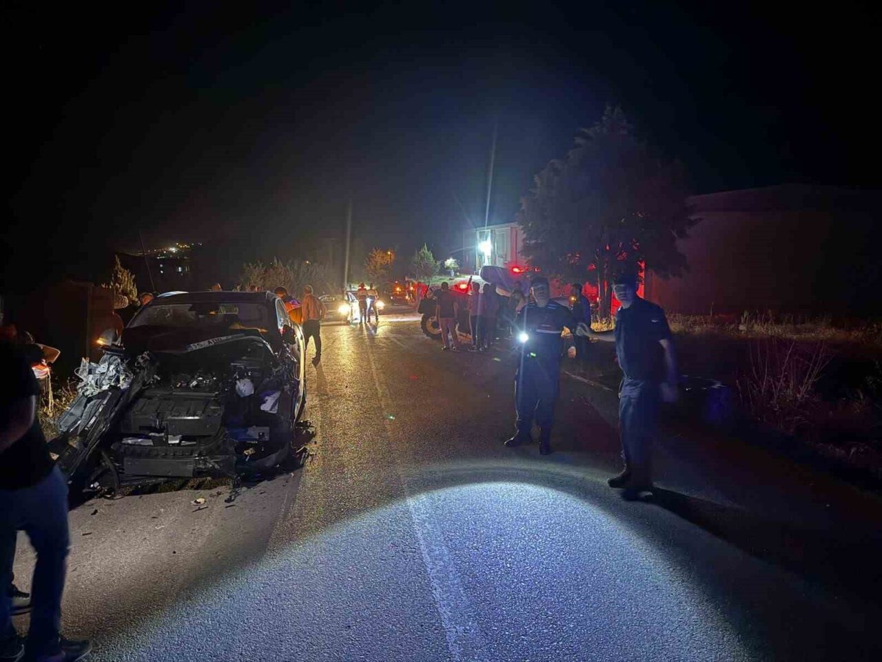 Burdur merkeze bağlı Büğdüz köyü yolunda tali yoldan çıkan traktör