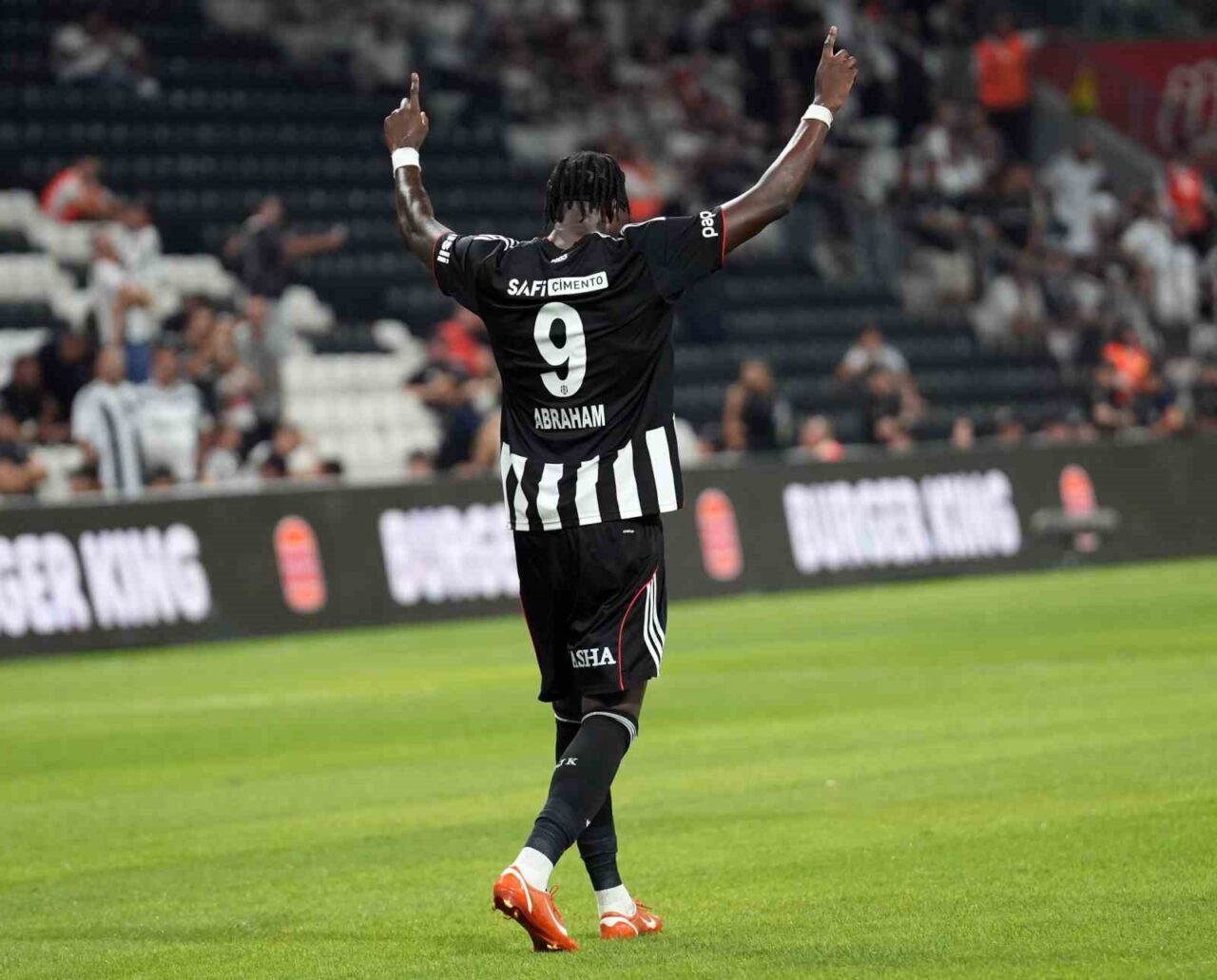 Beşiktaş’ın İngiliz golcüsü Tammy Abraham, St. Patrick’s karşısında fileleri havalandırarak