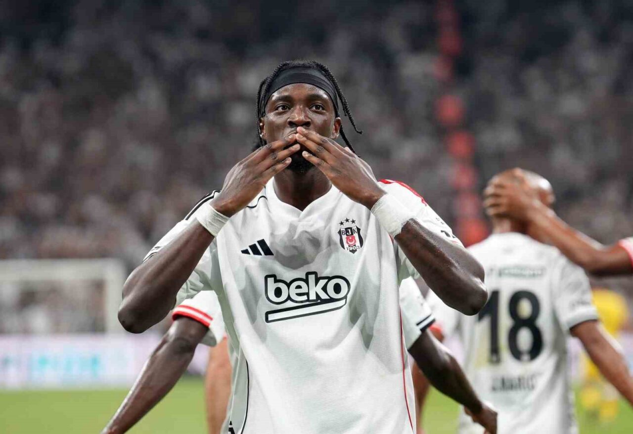 Beşiktaş’ın İngiliz golcüsü Tammy Abraham, Eyüpspor karşısında fileleri havalandırarak siyah-beyazlı