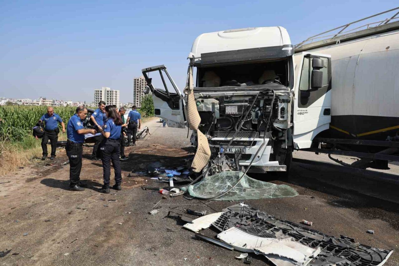 Adana’da sürücüsünün direksiyon hakimiyetini kaybettiği tanker, karşı şeritte kırmızı ışıkta