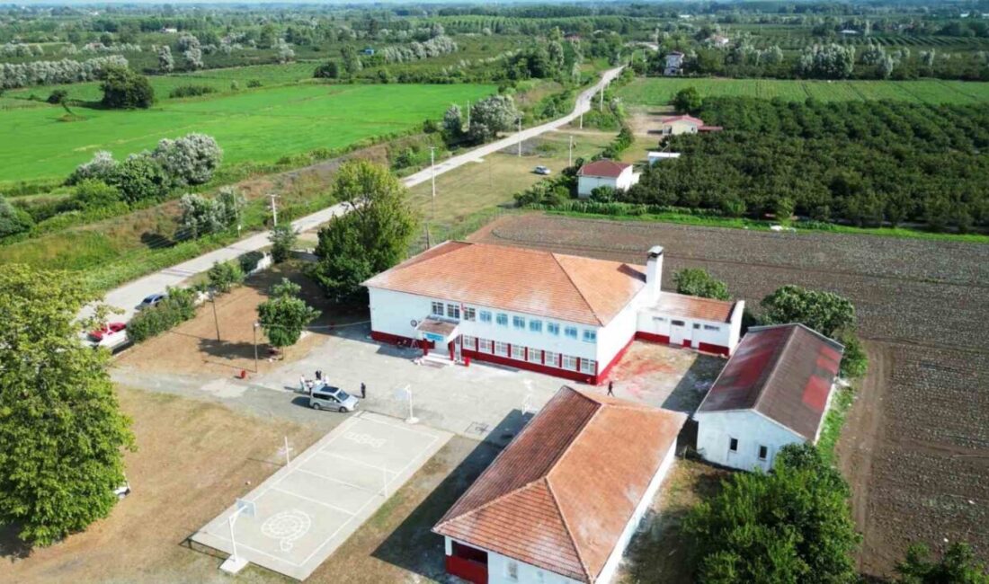 Samsun’da 1965 Samsunspor Derneği üyeleri, Çarşamba ilçesindeki Ahubaba Ortaokulu ve