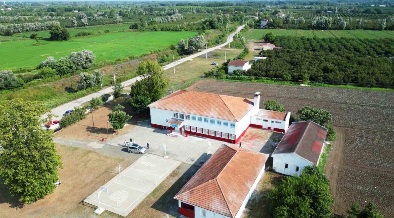Samsun’da 1965 Samsunspor Derneği üyeleri, Çarşamba ilçesindeki Ahubaba Ortaokulu ve