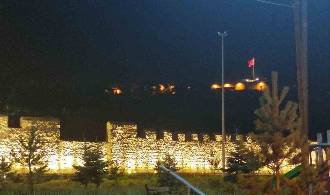 Ardahan Valiliği tarafından yapılan çalışmalarla, tarihi Ardahan Kalesi ışıklandırıldı. Kale,