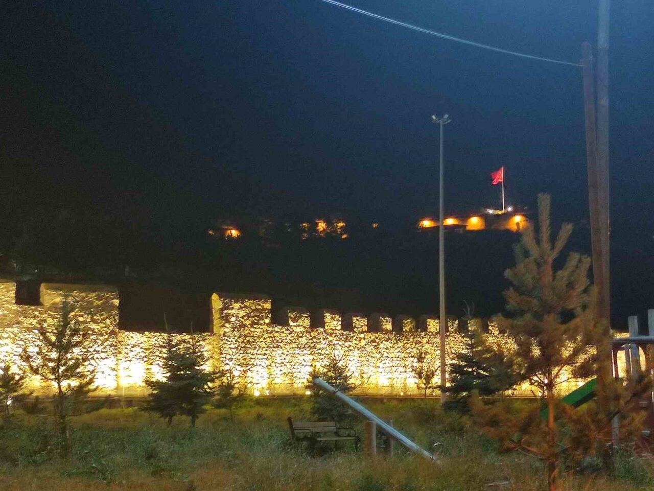 Ardahan Valiliği tarafından yapılan çalışmalarla, tarihi Ardahan Kalesi ışıklandırıldı. Kale,