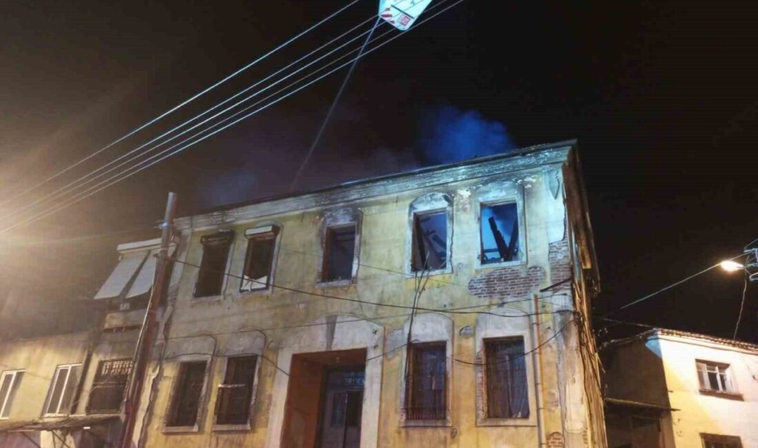 Balıkesir’in Edremit ilçesinde 2 katlı tarihi bir binada çıkan yangın,