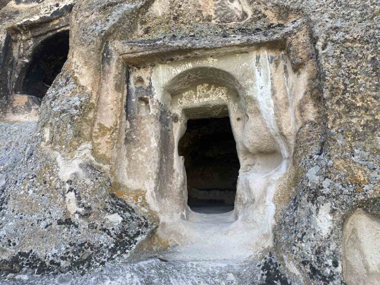 Eskişehir’de bulunan Midas Anıtı’nın (Yazılıkaya) çevresindeki mağaraların duvarlarına bazı ziyaretçilerin