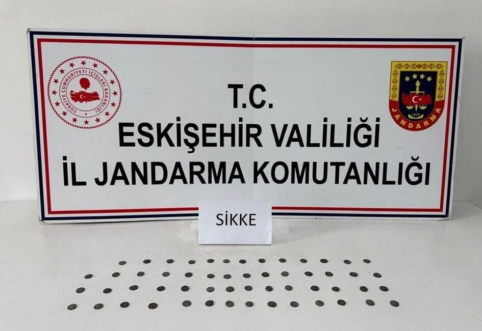 Eskişehir’de jandarma ekiplerinin düzenlediği operasyonda, bir şahıs çantasında Roma dönemine