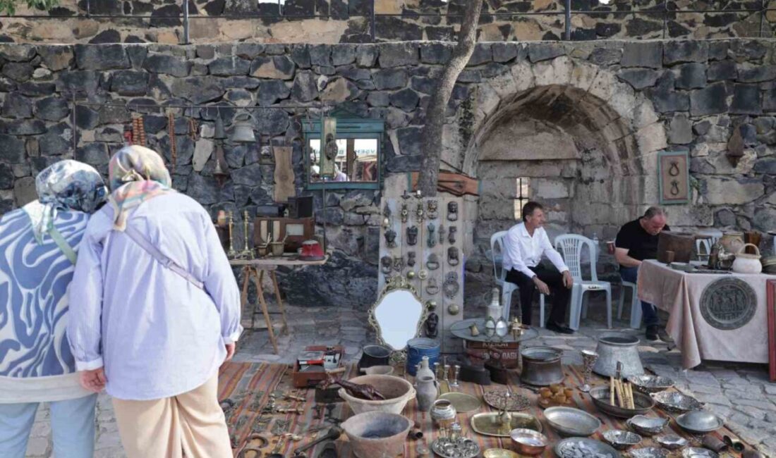 Antika meraklılarını bir araya getiren Nevşehir Antika Pazarı Nevşehir Kalesi’nde