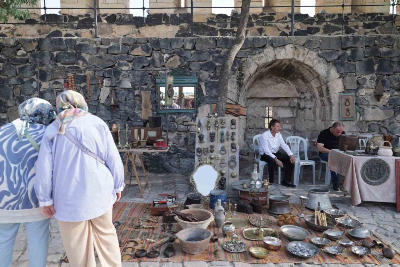 Antika meraklılarını bir araya getiren Nevşehir Antika Pazarı Nevşehir Kalesi’nde