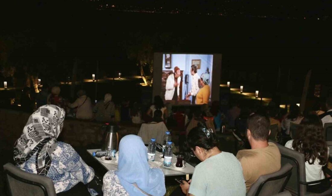 Körfez’de düzenlenen “Açık Hava Sinema Geceleri” etkinliğinde Neşeli Günler filmi,