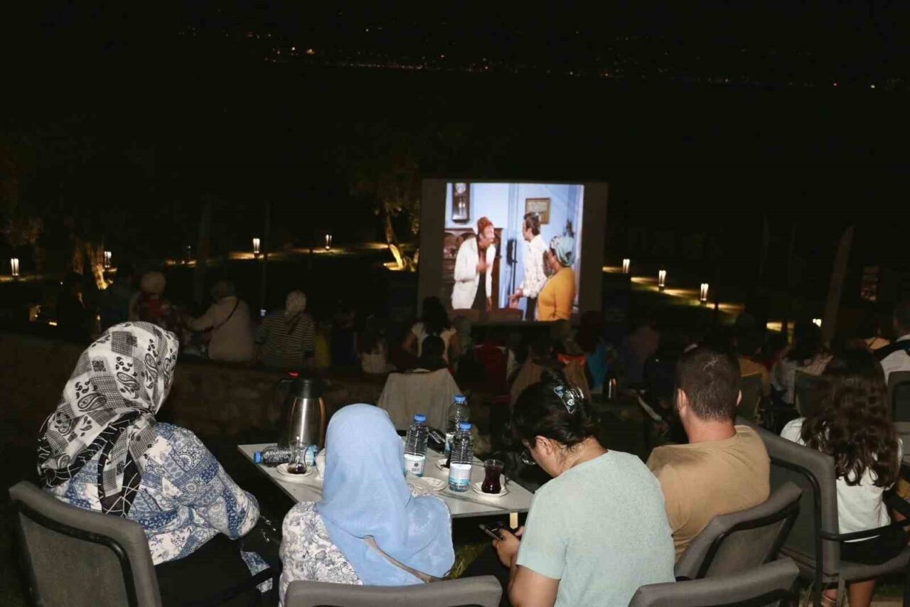 Körfez’de düzenlenen “Açık Hava Sinema Geceleri” etkinliğinde Neşeli Günler filmi,