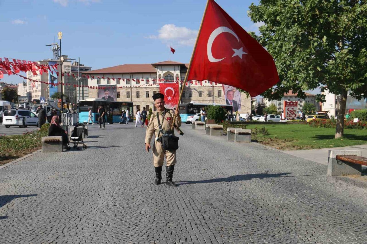 Sivas’ta milli gün ve haftalarda tarihi yansıtan kıyafetler giyen Nurettin